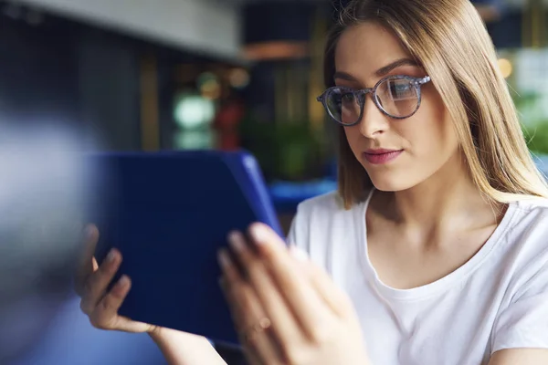 Mujer Enfocada Usando Una Tableta Oficina — Foto de Stock