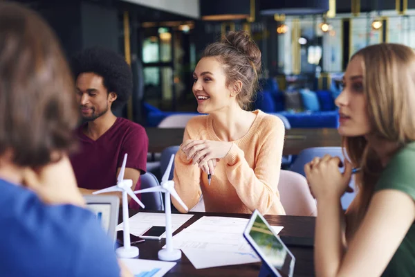 Jóvenes Compañeros Trabajo Hablando Mesa Conferencias — Foto de Stock