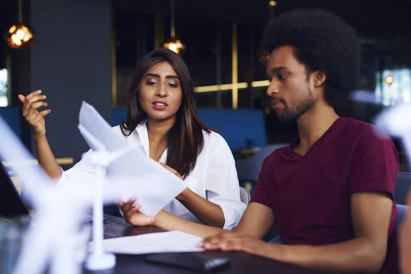 Geschäftspaar Analysiert Die Dokumente Bei Der Arbeit — Stockfoto