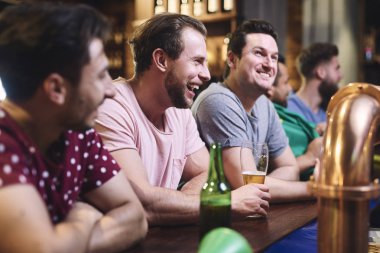 Hafta sonunu barda geçiren bir grup adam