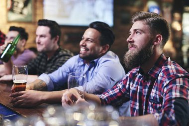 Amerikan futbolu izlerken odaklanmış adam