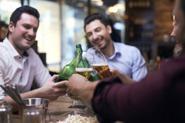 Barda tezahürat yapan erkekler 