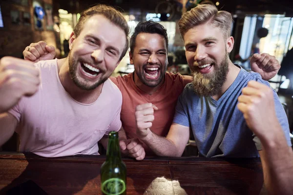 Retrato Três Homens Gritando Pub — Fotografia de Stock