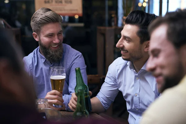 親友とビールを飲む時間 — ストック写真