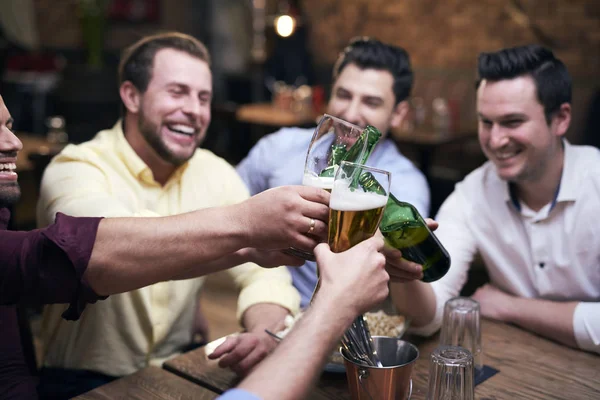 Grupo Homens Fazendo Brinde Bar — Fotografia de Stock