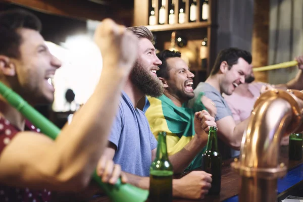 Homens Felizes Enquanto Assistem Futebol Americano — Fotografia de Stock