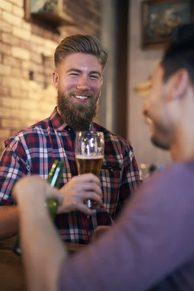 Retrato Homem Sorridente Bebendo Cerveja Pub — Fotografia de Stock