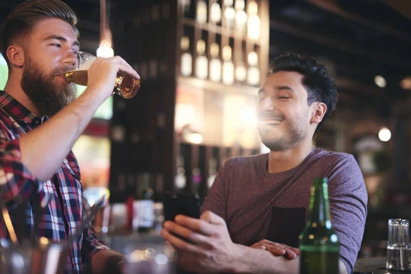 親友とビールを飲む時間 — ストック写真