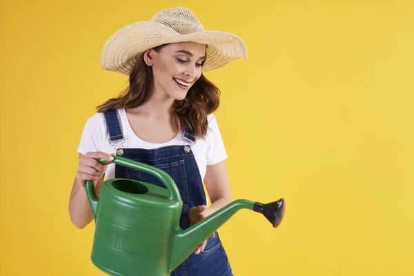 Schöne Frau Mit Grüner Wasserkanne Studio Aufgenommen — Stockfoto