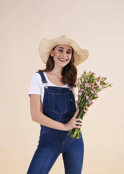 Portrait Femme Souriante Avec Bouquet Fleurs — Photo