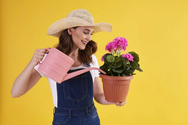 Lachende Vrouw Drenken Bloemen Bloempot — Stockfoto