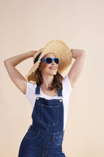 Fröhliche Frau Mit Sonnenbrille Und Sonnenhut — Stockfoto