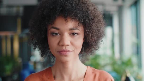 Retrato Una Hermosa Mujer Africana Oficina — Vídeos de Stock