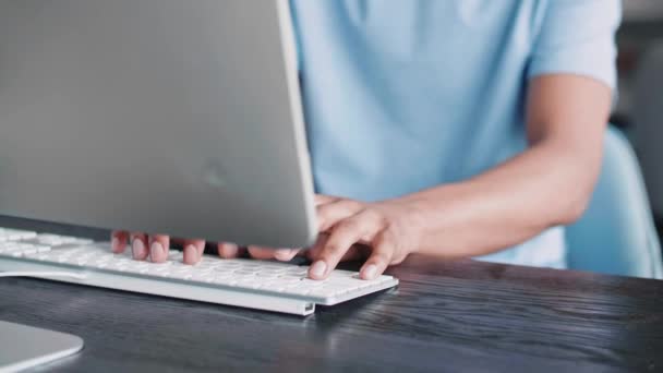 Africano Trabalhando Com Computador Escritório — Vídeo de Stock