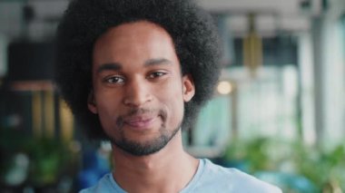 Yüzünde büyük bir gülümseme ile Afrikalı adam Portresi  