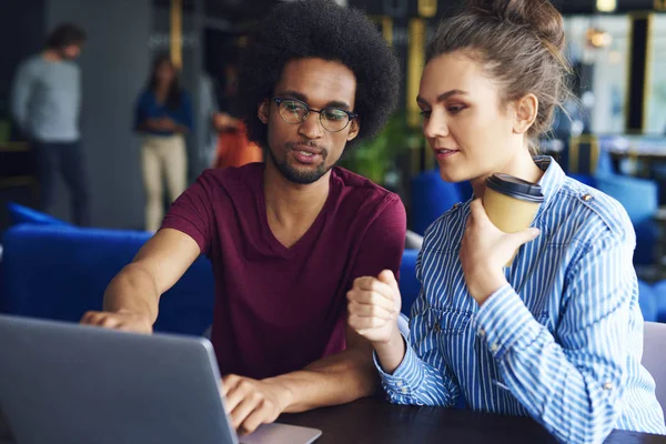 Jovem Colega Trabalho Trabalhando Laptop Escritório — Fotografia de Stock