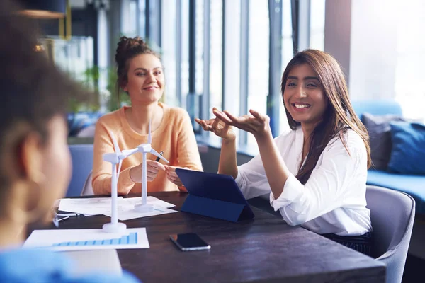 Compañeros Adultos Jóvenes Teniendo Una Conversación Mesa Oficina — Foto de Stock