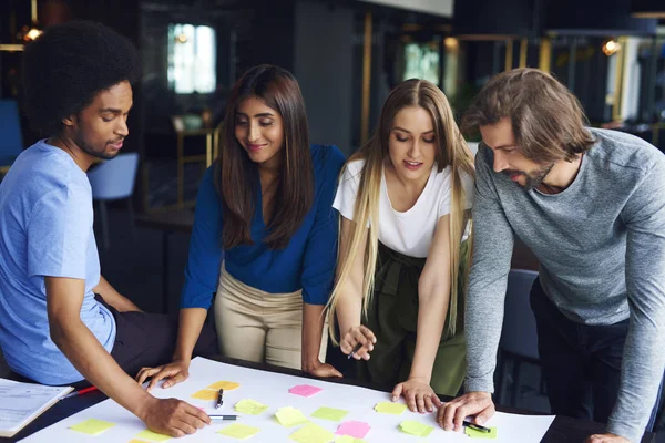 Lluvia Ideas Jóvenes Colegas Negocios — Foto de Stock