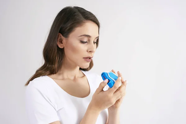 Młoda Kobieta Pomocą Inhalatora Astmy — Zdjęcie stockowe