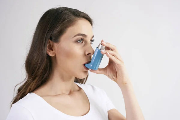 Astmatische Vrouw Die Een Astma Inhalator Gebruikt Tijdens Astma Aanvallen — Stockfoto