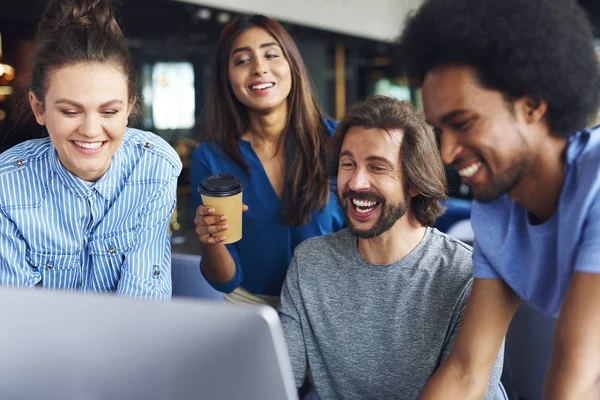 Tiro Compañeros Trabajo Jóvenes Compartiendo Conceptos Juntos —  Fotos de Stock