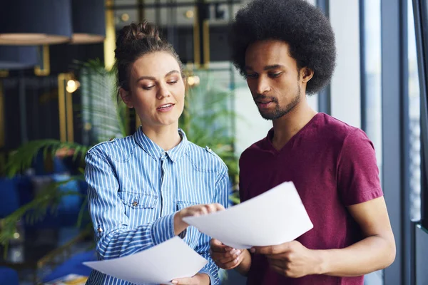 Heterosexuella Par Analysera Viktiga Dokument Kontoret — Stockfoto