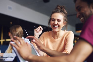 Mutlu iş çift özel bilgi paylaşımı 