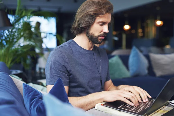 Homem Focado Com Fones Ouvido Usando Laptop — Fotografia de Stock