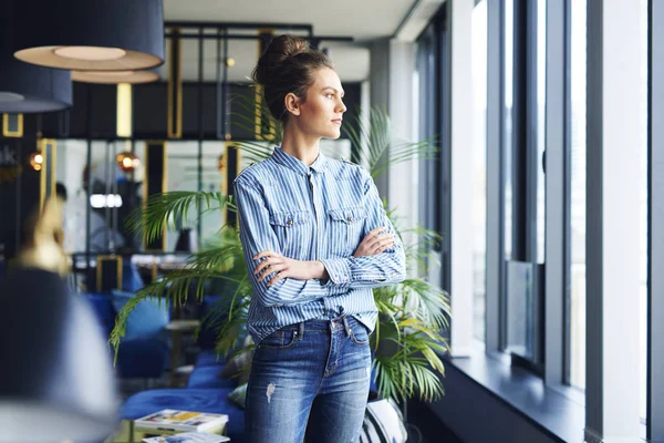 Fokussierte Frau Blickt Durch Fenster Büro — Stockfoto