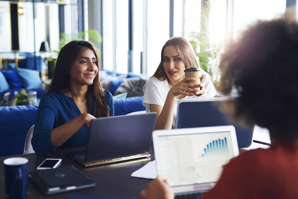 Unga Vuxna Medarbetare Som Har Affärsmöte — Stockfoto