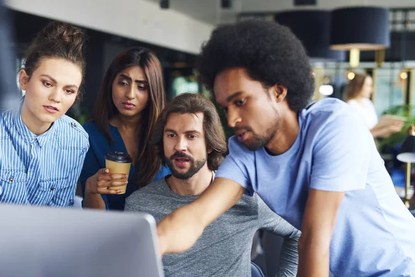 Grupp Medarbetare Som Arbetar Dator — Stockfoto