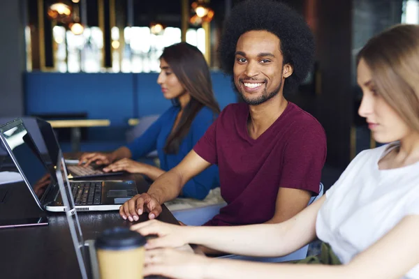 Retrato Del Hombre Africano Sonriente Durante Reunión Negocios — Foto de Stock