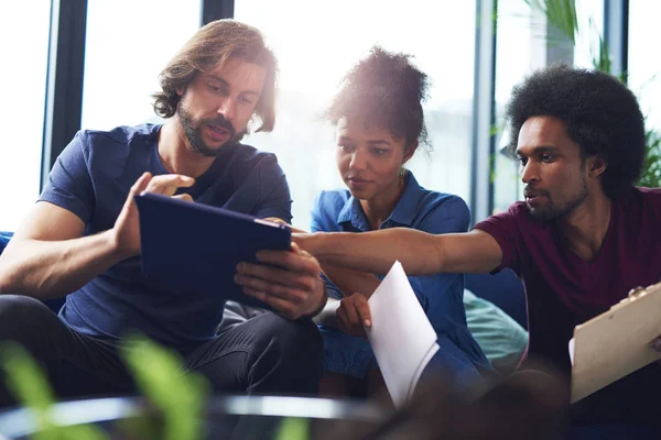 Brainstorming Unga Arbetskamrater — Stockfoto