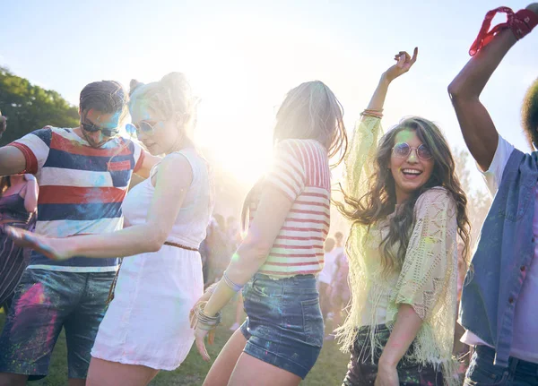 Amigos Durante Boa Festa Com Multi Cores — Fotografia de Stock