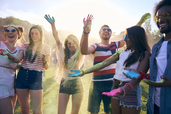 Freunde Amüsieren Sich Beim Musikfestival Mit Farbpudern — Stockfoto