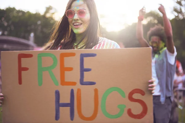 Mujer Feliz Sosteniendo Pancarta Abrazos Gratis Durante Festival Música Verano —  Fotos de Stock