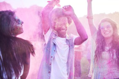 Holi renklerde dans renkli arkadaşlar 