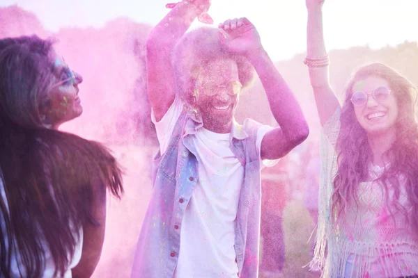 Färgglada Vänner Dansar Holi Färger — Stockfoto