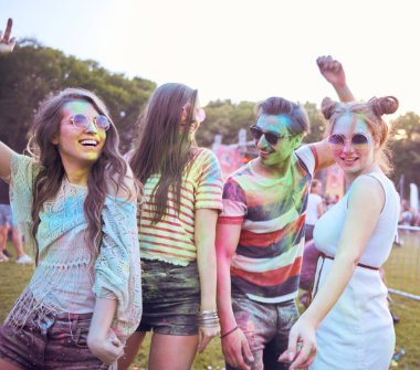 Yaz festivalini kutlayan mutlu arkadaşlar 