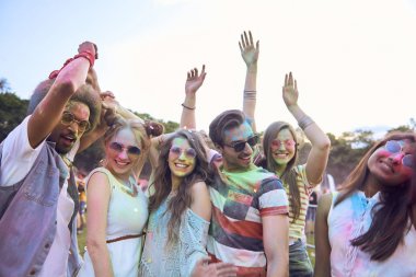 Müzik festivali sırasında birlikte dans etmek