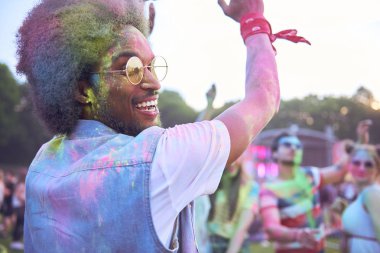 Müzik festivali sırasında holi renklerde dans Afrikalı adam