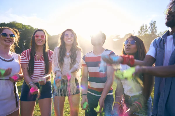 Amigos Comienzan Una Fiesta Aire Libre — Foto de Stock