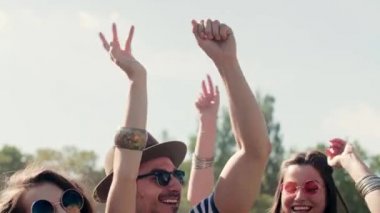 bir grup insan elleriyle kaldırdı