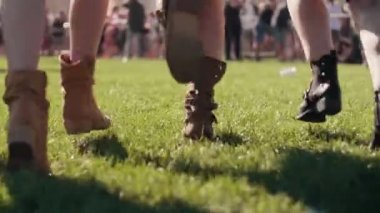 Bir alanda çalışan gençlerin düşük bölümü   