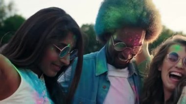 Holi festivalinde dans eden insanlar   