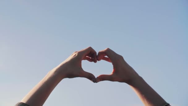 Las Manos Mujer Haciendo Forma Corazón — Vídeos de Stock