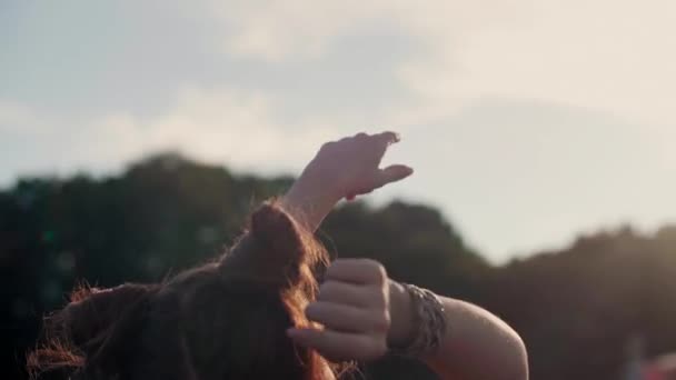 Achteraanzicht Van Vrouw Met Handen Opgefokt Dansen Buitenshuis — Stockvideo