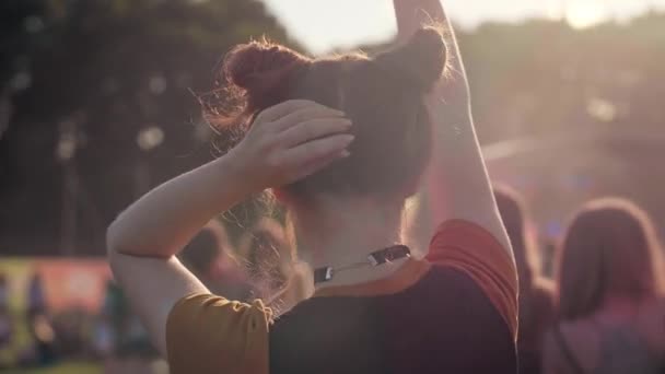 Visão Traseira Mulher Dançando Entre Raios Sol Brilhantes — Vídeo de Stock