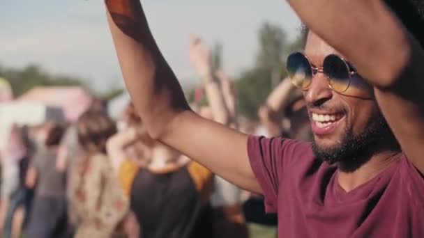 Afrikanischer Mann Tanzt Beim Festival — Stockvideo