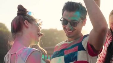 Holi renkler parlak güneş ışınları arasında dans çift